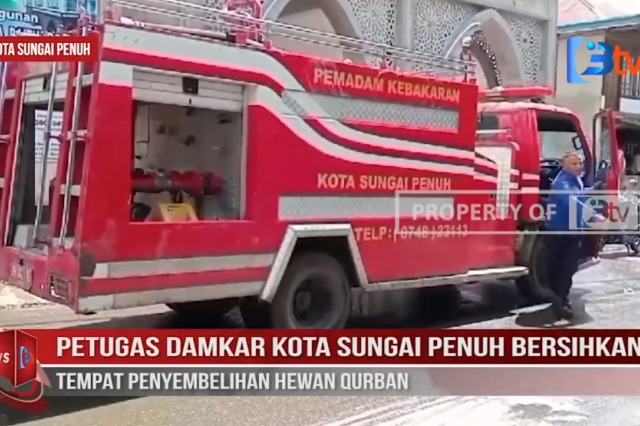 PETUGAS DAMKAR KOTA SUNGAI PENUH BERSIHKAN TEMPAT PENYEMBELIHAN HEWAN QURBAN