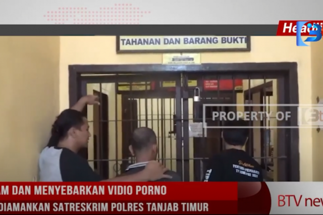 MEREKAM DAN MENYEBARKAN VIDIO PORNO PELAKU DIAMANKAN SATRESKRIM POLRES TANJAB TIMUR