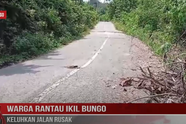 WARGA RANTAU IKIL BUNGO KELUHKAN JALAN RUSAK