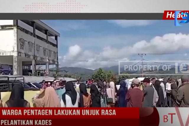 PULUHAN WARGA PENTAGEN LAKUKAN UNJUK RASA MENOLAK PELANTIKAN KADES