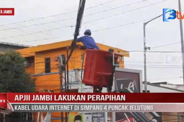 APJII JAMBI LAKUKAN PERAPIHAN KABEL UDARA INTERNET DI SIMPANG 4 PUNCAK JELUTUNG