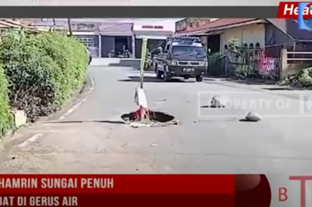 JALAN MH THAMRIN SUNGAI PENUH AMBLAS AKIBAT DI GERUS AIR