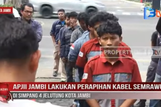 APJII JAMBI LAKUKAN PERAPIHAN KABEL SEMRAWUT DI SIMPANG 4 JELUTUNG KOTA JAMBI