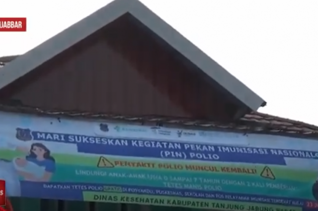 KANTOR LURAH KAMPUNG NELAYAN DISERBU IBU IBU GUNA IMUNISASI POLIO