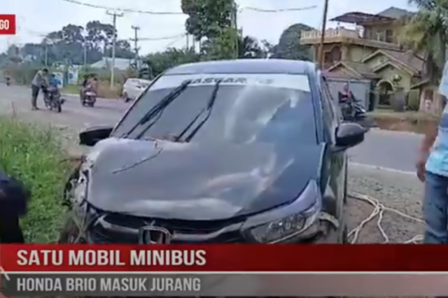 SATU MOBIL MINIBUS HONDA BRIO MASUK JURANG