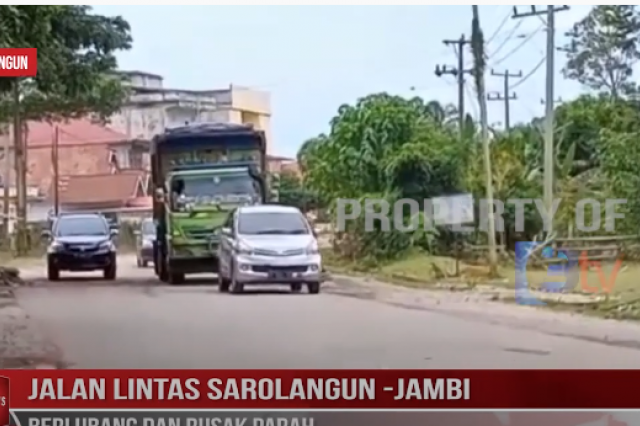 JALAN LINTAS SAROLANGUN JAMBI BERLUBANG DAN RUSAK PARAH