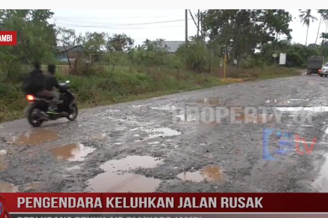 PENGENDARA KELUHKAN JALAN RUSAK BERLUBANG PENUH AIR DI MUARO JAMBI