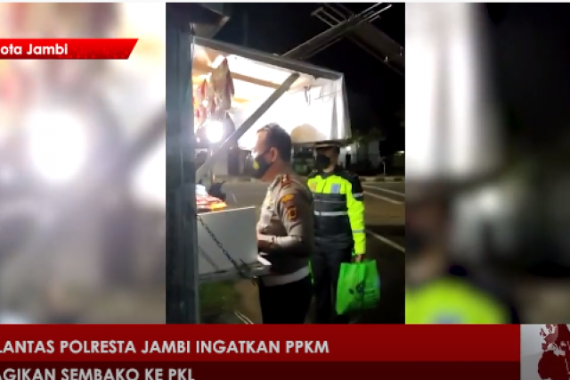 KASAT LANTAS POLRESTA JAMBI INGATKAN PPKM SERTA BAGIKAN SEMBAKO KE PKL