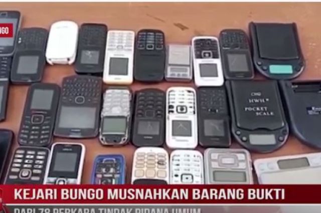 KEJARI BUNGO MUSNAHKAN BARANG BUKTI DARI 78 PERKARA TINDAK PIDANA UMUM