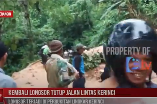 KEMBALI LONGSOR TUTUP JALAN LINTAS KERINCI