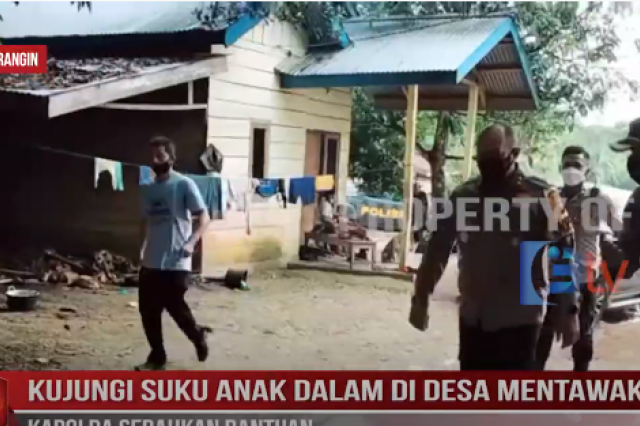 KUJUNGI SUKU ANAK DALAM DI DESA MENTAWAK,KAPOLDA SERAHKAN BANTUAN