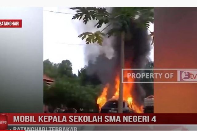 MOBIL KEPALA SEKOLAH SMA NEGERI 4 BATANGHARI TERBAKAR