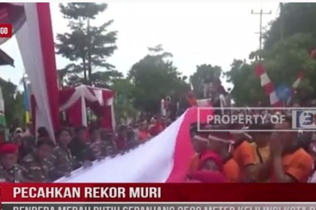 PECAHKAN REKOR MURI, BENDERA MERAH PUTIH SEPANJANG 2500 METER KELILINGI KOTA BUNGO