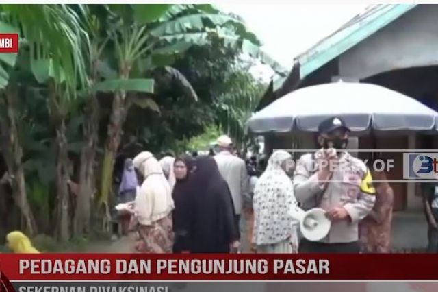 PEDAGANG DAN PENGUNJUNG PASAR SEKERNAN DIVAKSINASI