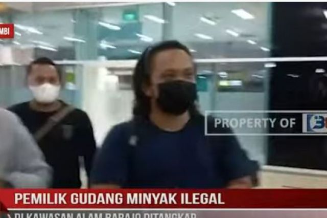 PEMILIK GUDANG MINYAK ILEGAL DI KAWASAN ALAM BARAJO DITANGKAP POLISI