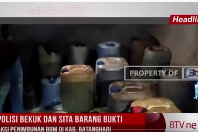 POLISI BEKUK DAN SITA BARANG BUKTI AKSI PENIMBUNAN BBM DI KAB BATANGHARI