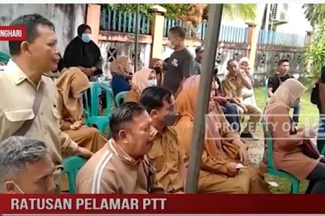 RATUSAN PELAMAR PTT KABUPATEN BATANGHARI PADATI KANTOR POS MUARA BULIAN