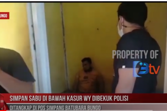 SIMPAN SABU DI BAWAH KASUR, WY DIBEKUK POLISI