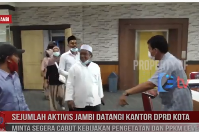 SEJUMLAH AKTIVIS JAMBI DATANGI KANTOR DPRD KOTA