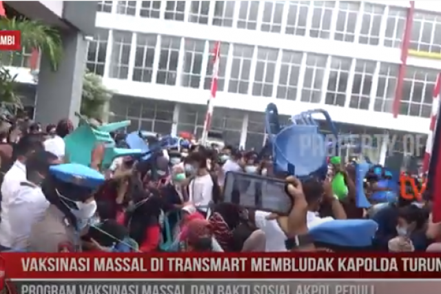 VAKSINASI MASSAL DI TRANSMART MEMBLUDAK KAPOLDA TURUN TANGAN