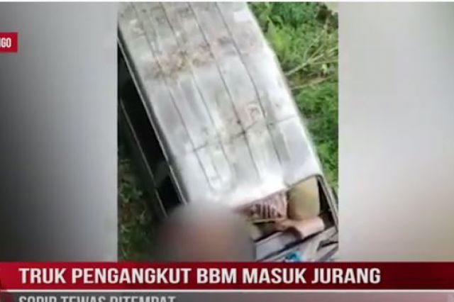 TRUK PENGANGKUT BBM MASUK JURANG, SOPIR TEWAS DITEMPAT