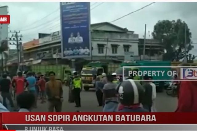 RATUSAN SOPIR ANGKUTAN BATUBARA GELAR UNJUK RASA