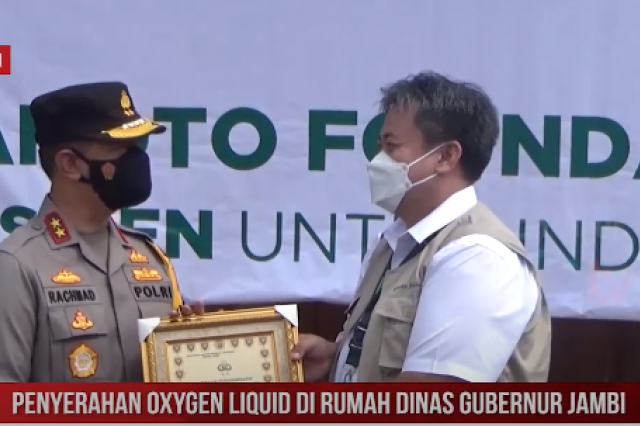 Penyerahan oxygen liquid di rumah dinas Gubernur Jambi